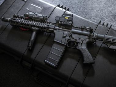 El rifle AR- 15 representó en 2016 el 61 % de todas las ventas de rifles civiles en EE. UU. El arma ha sido usada para ejecutar masacres como las de Newtown, Orlando y Las Vegas.