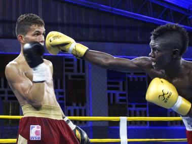El colombiano Yuberjén Martínez (der.) y el venezolano Luis Polanco, pelea de los 49 kilogramos, en la Serie Mundial de Boxeo.