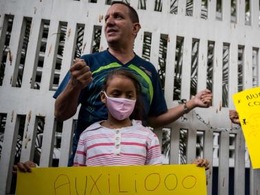 Carlisbeth Falcón, de 11 años, protesta junto con su padre frente al hospital J. M. de los Ríos, en Caracas.