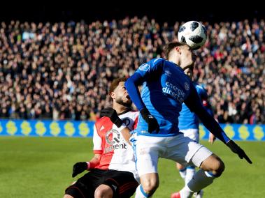 El defensa colombiano Santiago Arias anotó en la victoria del PSV contra Feyenoord.