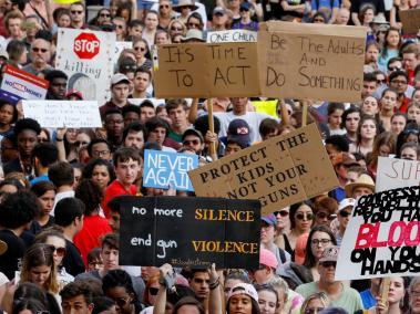 Protestas frente al parlamento estatal de Florida para exigirles a los legisladores un efectivo control de armas.