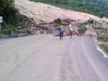 Fotografías publicadas en las redes sociales muestran carreteras cortadas y parte de las instalaciones de la explotación minera destruidas a raíz del corrimiento de tierra.