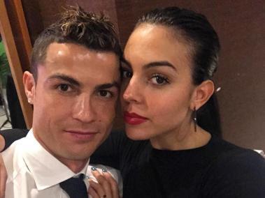 La esposa de Cristiano Ronaldo es Georgina Rodríguez, una mujer que ha pasado por distintas profesiones y que actualmente se dedica al  modelaje y al baile profesional. Se dice que ambos se conocieron en un evento vip organizado por Dolce & Gabbana.