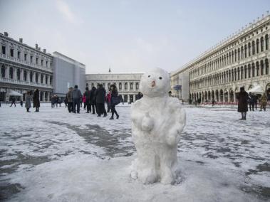Un muñeco de nieve saluda a la cámara en la plaza de San Marcos tras una nevada en Venecia, Italia.