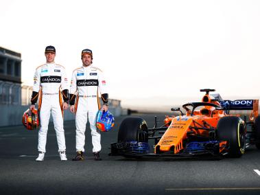 El belga Stoffel Vandoorne y el español Fernando Alonso, los pilotos del McLaren, en la presentación del vistoso naranja   MCL33, el modelo de la escudería para el 2018.