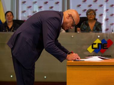 El ministro de Comunicación de Venezuela, Jorge Rodríguez, firmó el acuerdo con tres partidos opositores minoritarios.
