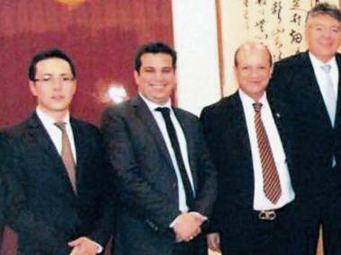 A la cena en la embajada china fueron Pedro Sanabria hijo (izq.), Simón Gaviria, el magistrado Pedro Sanabria y el ministro Mauricio Cárdenas. El anfitrión fue el embajador Li Nianping (der.).
