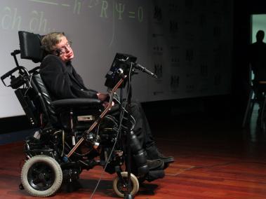 Hawking sufrió de Esclerosis Lateral Amiotrófica desde sus 21 años, apróximadamente.