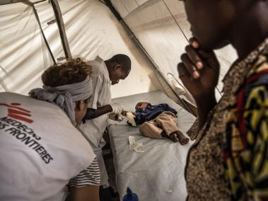 Las enfermeras de MSF examinan a un niño en el centro de tratamiento de cólera en Katana, República Democrática del Congo.