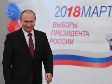 El presidente de Rusia, Vladimir Putin, depositando su voto en uno de los centros electorales de Moscú.