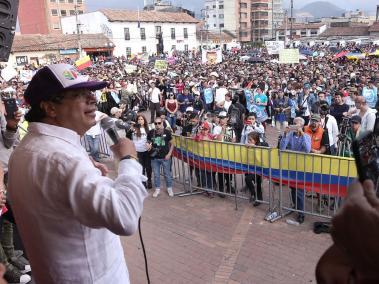 El candidato Gustavo Petro dio a conocer este domingo apartes de su programa de gobierno en la plaza de Soacha.