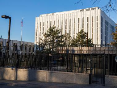 Estados Unidos. Estados Unidos ordenó hoy la expulsión de 60 funcionarios rusos. En la foto, la embajada de Rusia en Washington.
