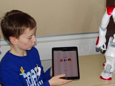 Una escuela en el sur de Finlandia está probando como auxiliar de enseñanza en las clases de idiomas un robot llamado Elías, capaz de comprender y hablar 23 idiomas, además de comunicarse con los niños de acuerdo a sus niveles de conocimiento.