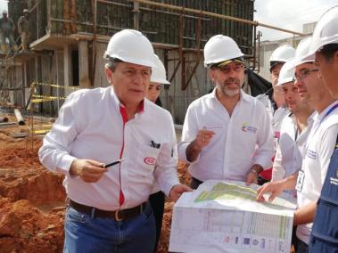 El ministro Camilo Sánchez (centro) recorrió hace un par de semanas las obras de reconstrucción de Mocoa.