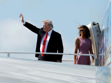 El presidente de Estados Unidos, Donald Trump, y su esposa Melania (i), este domingo en Palm Beach (Florida).