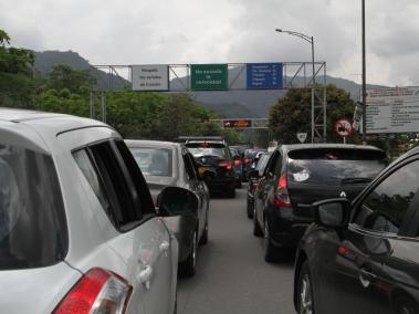 Un grupo de conductores se dispone a viajar desde Villavicencio, a Bogotá, este domingo.