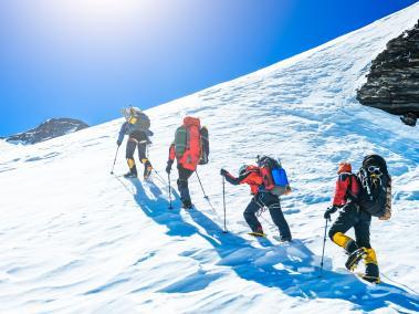 - El Everest: la montaña más alta.
Su cumbre está a 8.848 metros sobre el nivel del mar. Lonely Planet recomienda visitarla, en medio de una aventura extrema, entre octubre y diciembre.