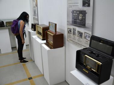 La muestra incluye desde radios que datan de 1930, hasta dispositivos actuales.