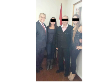 El empresario Fabio Simón Younes - primero de izquierda a derecha - solicitará la extradición exprés