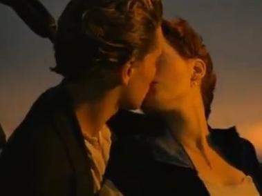 Una de las escenas más famosas de la película de 1997 'Titanic' es en la que Rose (Kate Winslet) y Jack (Leonardo DiCaprio) se abrazan en la proa del barco, mientras ella extiende sus brazos como si estuviera volando. En ese momento los protagonistas se dan un romántico beso.