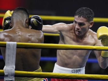 Céiber Ávila, en la categoría mosca, 52 kilogramos, venció por decisión unánime al cubano Arnolys Bignote, en la Serie Mundial de Boxeo.