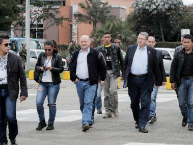 Llegada de los exguerrilleros Pablo Catatumbo y Carlos Antonio Lozada a visitar a Jesús Santrich, en la Fiscalía.