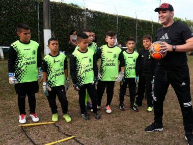 Alexis Viera trabaja con pequeños que desean formar sus vidas en el fútbol.