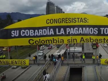 Activistas de Greenpeace escalan puente por la prohibición del asbesto | EL TIEMPO