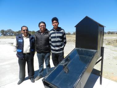 Fotografía cedida por el Consejo Nacional de Ciencia y Tecnología (Conacyt) que muestra a estudiantes mexicanos de la Universidad Politécnica de Amozoc (Upam) posando con el prototipo de secador solar.