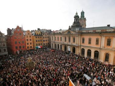 Ciudadanos se manifiestan en la plaza Stortorget mientras la Academia Sueca mantiene su reunión semanal de los jueves.