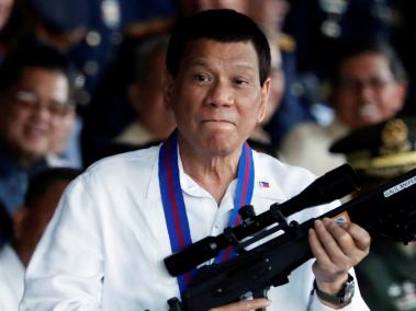 El presidente de Filipinas, Rodrigo Duterte ha hecho bromas que han generado indignación en repetidas ocasiones sobre la violación de las mujeres. Una de las ocasiones más recordadas fue cuando tras resaltar la belleza de la misionera australiana Jaqueline Hamill -violada por varios hombres y asesinada en un motín en una cárcel filipina de Davao, en el sur del país, en 1989-, dijo que lamentaba no haber podido ser el primero en abusar de la joven, esto durante la campaña del 2016 que le permitió acceder a la presidencia. "Era tan guapa... ¡El alcalde debió haber sido el primero!", afirmó el entonces candidato presidencial, en alusión al cargo que él ocupaba cuando se cometió el crimen. Después de prometer leyes para los militares cuando afirmó "Asumiré la responsabilidad e iré a la cárcel por ustedes si violan a tres mujeres".
