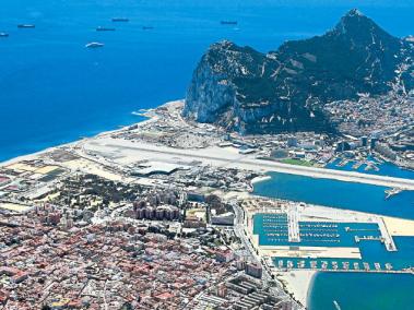 Por el puerto español de Algeciras, frente a Gibraltar (foto), entra coca colombiana a través de semisumergibles, vuelos chárter y buques con bananos de exportación.