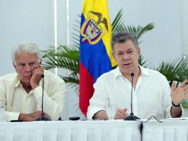 Los expresidentes Felipe González (izq.), de España, y José Mujica (der.), de Uruguay, con el presidente Santos.