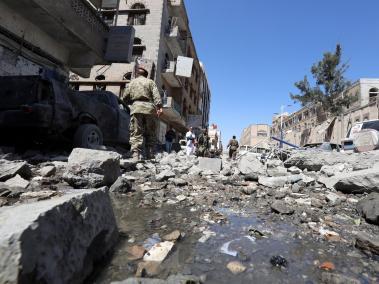 Ataque aéreo de Arabia Saudita impactan palacio presidencial de Yemen