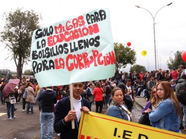 Ayer, los maestros se concentraron frente a la Secretaría de Educación de Bogotá.