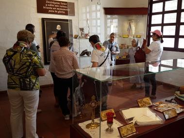 Los visitantes se toman el tiempo para apreciar los objetos que pertenecieron a la religiosa antioqueña.