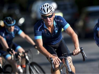 Lance Armstrong fue suspendido de por vida del ciclismo mundial por haber tomado sustancias que mejoraron su rendimiento. También lo despojaron de sus 7 títulos del Tour de Francia.