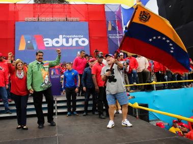 Durante su cierre de campaña, el presidente Maduro prometió resolver la crisis económica y convocar a diálogo con la oposición. En la foto, Diego Maradona ondea la bandera de Venezuela en apoyo al actual mandatario.