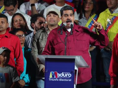 El presidente venezolano, Nicolás Maduro (c), habla tras conocer los resultados de las elecciones hoy, domingo 20 de mayo de 2018, en Caracas (Venezuela). La presidenta del Consejo Nacional Electoral de Venezuela, Tibisay Lucena, anunció que el jefe de Estado, Nicolás Maduro, fue reelegido en su cargo con 5.823.728 de votos.
