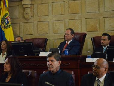 Martín (arriba, centro), preside una sesión del Tribunal Supremo de Justicia de Venezuela en el Salón Boyacá del Congreso colombiano.