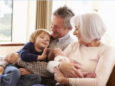 Los abuelos prolongan en la vida de sus nietos su experiencia y conocimiento.