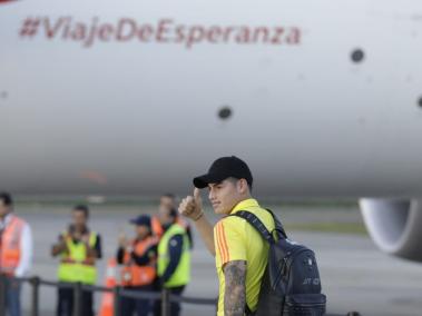 James Rodríguez, uno de los últimos en subir al avión, casi pasa de incógnito por la gorra que usaba.