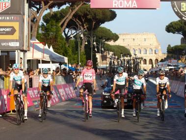 Chris Froome se coronó con el Giro de Italia, pasó la meta de la última etapa con su equipo el Sky.