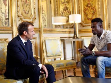 Mamoudou Gassama trepó de balcón en balcón para salvar a un niño que iba a caerse. El Presidente francés le agradeció el hecho y le ofreció la ciudadanía.