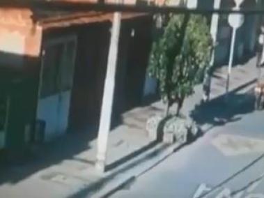 Parrillera en moto roba y apuñala a mujer en Bogotá