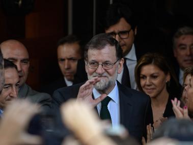 El presidente del Gobierno español, Mariano Rajoy, fue destituido tras ser aprobada una moción de censura en su contra debido a un escándalo de corrupción que sacudió a su partido político.
