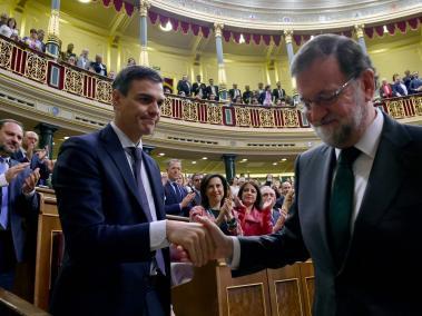 Pedro Sánchez (i.) se convirtió en presidente del gobierno español, tras impulsar una moción de censura contra Mariano Rajoy.