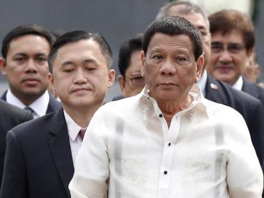 Duterte terminó su visita a Corea del Sur de forma polémica al besar a una inmigrante filipina.