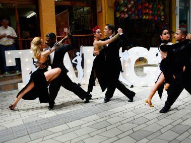 Durante la presentación del evento ayer, bailarines deleitaron a los asistentes con un show a las afueras del Salón Málaga