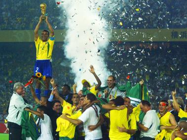Cafu, el capitan de la seleccion de Brasil levanta la Copa Mundo en el 2002.